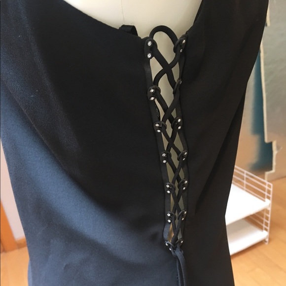 Black gown size 12 - Picture 9 of 15